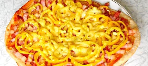 Пицца с колбасой