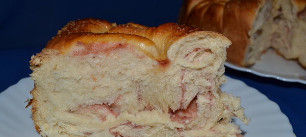 Йогуртовая булка с джемом