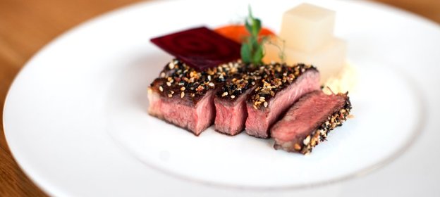 Говядина с морковным конфитюром и желе из капусты