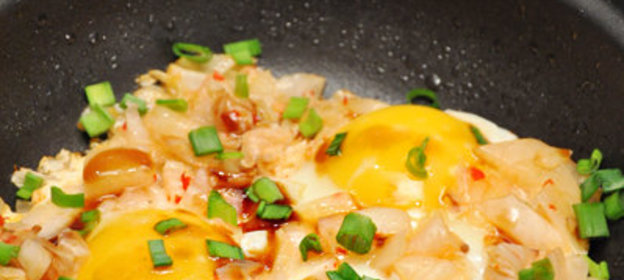Яичница-глазунья в китайском стиле (с капустой кимчи и устрично-соевым соусом)