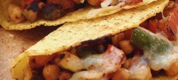 Овощная закуска в лепешке тако