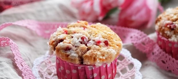 Нежные маффины с ягодами и сахарной корочкой