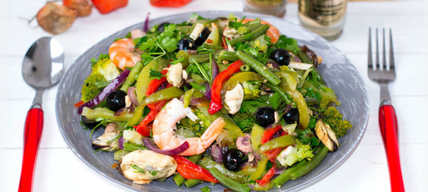 Салат с овощами и морским коктейлем