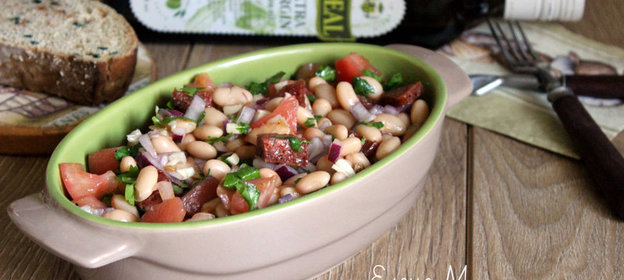 Салат из белой фасоли с чоризо