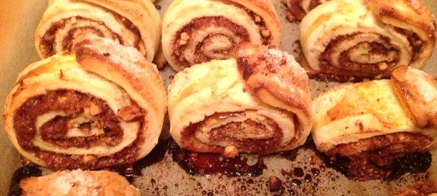 Булочки с корицей, орехами и сахаром