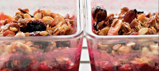 Горячий десерт из черешни с мюсли