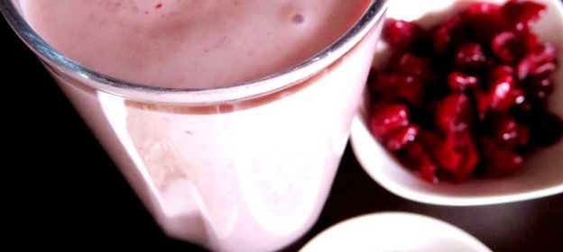 Бананово-клюквенный смузи с овсяными хлопьями и семенами льна