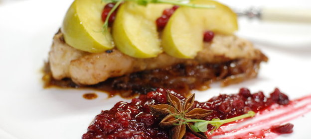 Стейк из свинины на подушке из карамелизированного лука с яблоками и пряным клюквенным соусом. Тест драйв с Окраиной