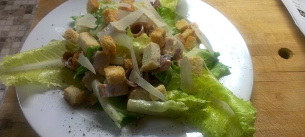 Салат «Цезарь» с куриной грудкой и анчоусами