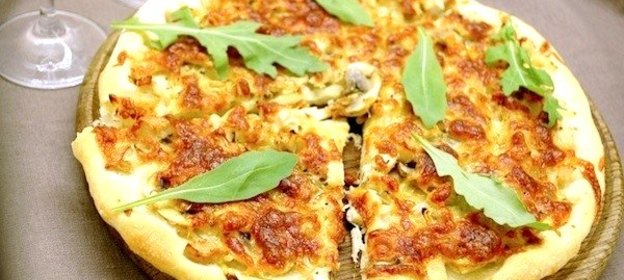 Пицца с луком, шампиньонами и индейкой