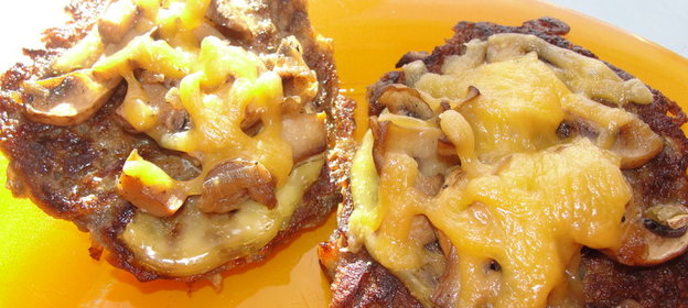 картофельные оладьи, запеченные с шампиньонами и сыром