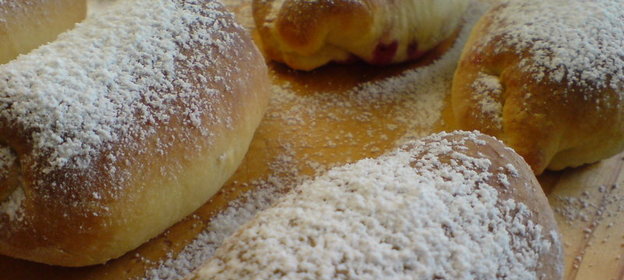 Скандинавские кардамоновые булочки с брусникой