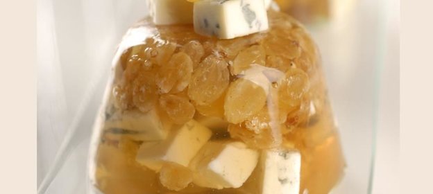 Голубой сыр в желе из портвейна