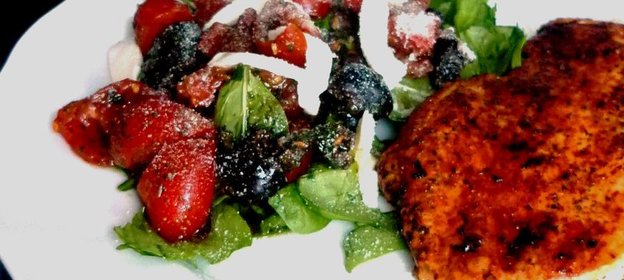 Нежная курочка по-итальянски с чесночной гренкой под пикантным салатом