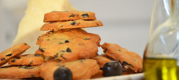 Печенье с оливками и пармезаном