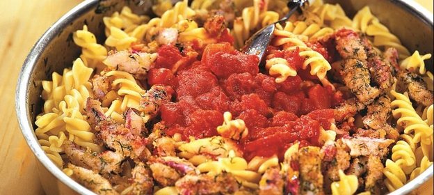 Паста с жареной барабулькой в томатном соусе