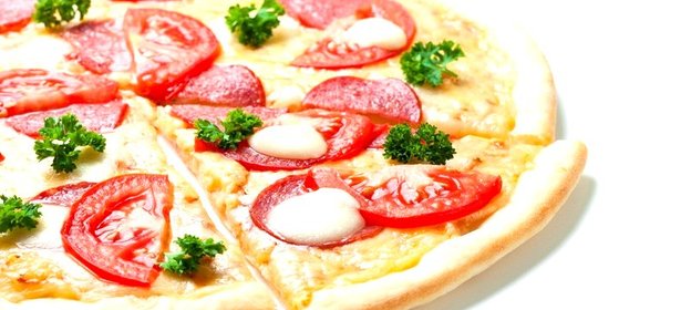 Пицца с моцареллой и колбасой