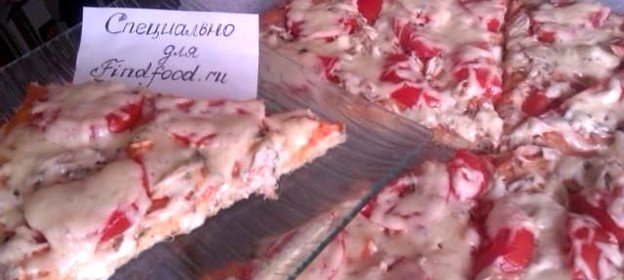 Пицца с курицей и помидорами