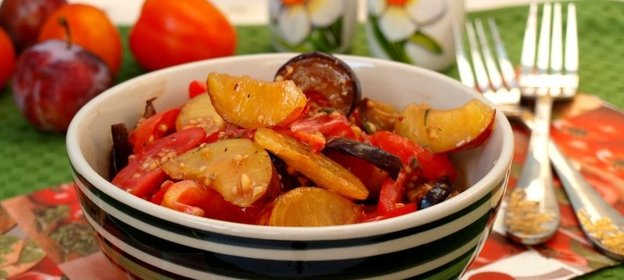 Салат с баклажанами, помидорами и сливами с горчичной заправкой