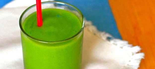 Смузи из брокколи, шпината и фруктов