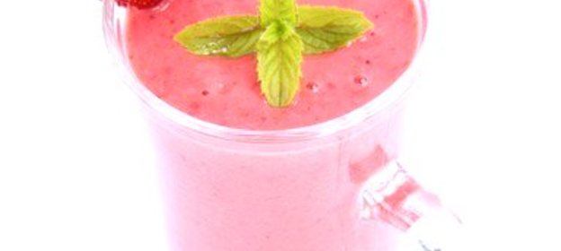 Ягодный смузи с яблочным соком