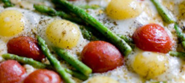 Яичница из перепелиных яиц со спаржей и помидорами черри