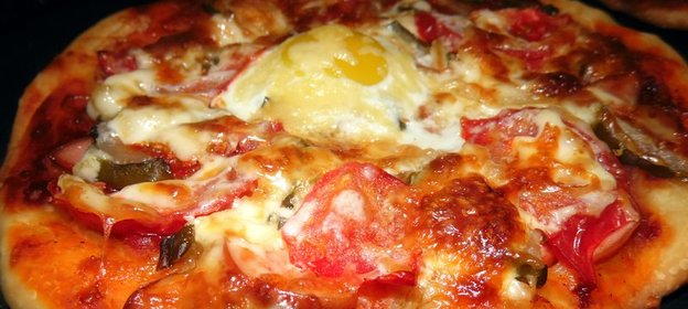 Мини-пицца с перепелиным яйцом