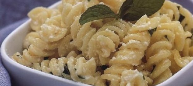 Макароны со сливочным соусом и мятой