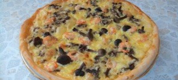 Пицца с мясом, грибами и креветками