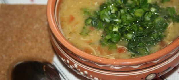 Полезный суп из красной чечевицы с томатом на курином бульоне