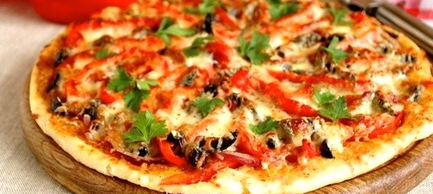 Пицца со сладким перцем и маринованным луком