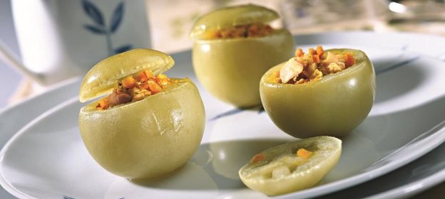Соленые помидоры, фаршированные куриным филе
