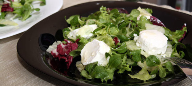 Зеленый салат с козьим сыром
