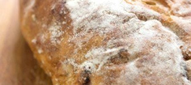 Пшенично-ржаной дрожжевой хлеб с изюмом и тмином