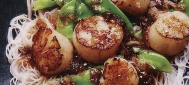 Лапша с морскими гребешками