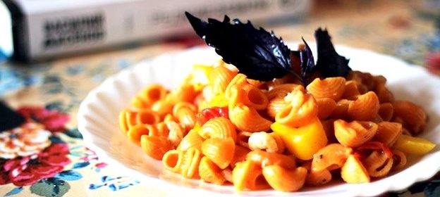 Паста томатная с креветками и овощами