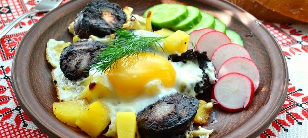 Яичница с картофелем и кровяной колбасой