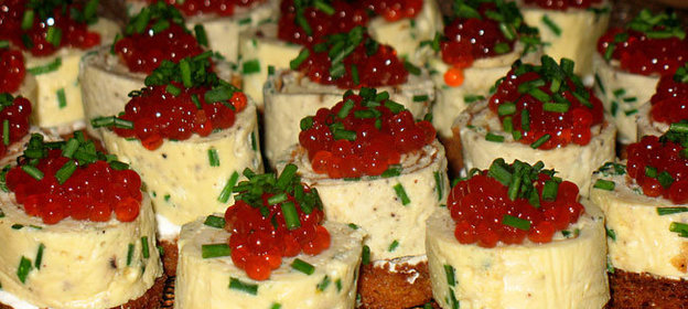 Закуска Рулетики из сливочных омлетов со шниттлуком на хлебных таллерах с красной икрой