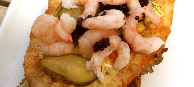 Датские лепешки с креветками и икрой