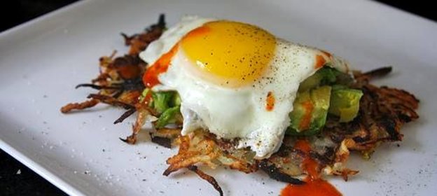 Картофельные оладьи с яйцом и авокадо