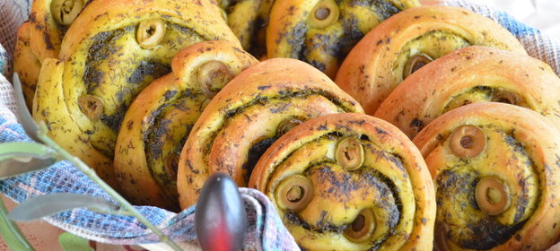 Мини-фокаччи с сальса верде и оливками