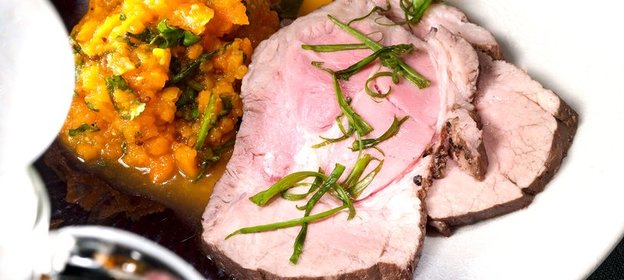 Свинина в луковой шелухе c морковным пюре и луковым джемом