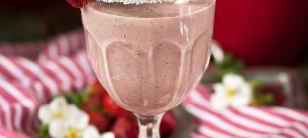 Клубничный смузи на основе миндального молока