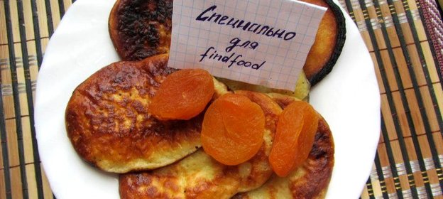 Оладьи с курагой и яблоками