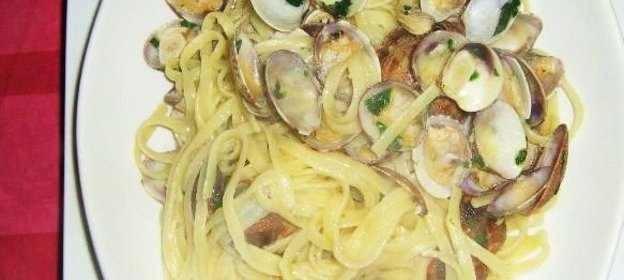 Лингуине с вонголе (длинная лапша с морскими моллюсками)