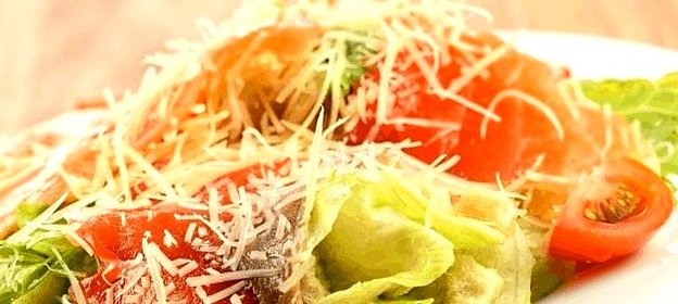 Салат Цезарь с лососем