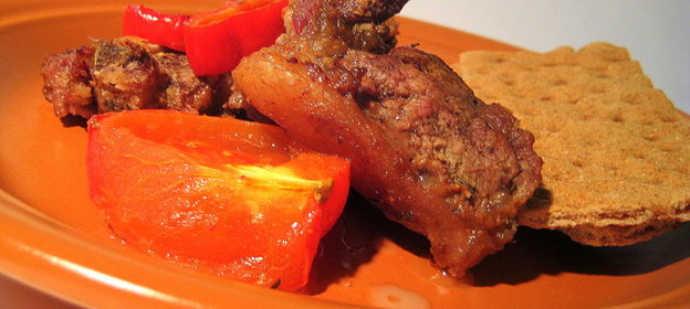 Баранина в медовом маринаде с томатами и перцем