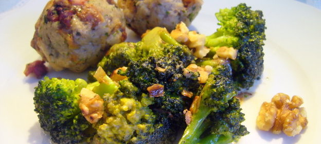 Кнедли из черного хлеба с гарниром из брокколи