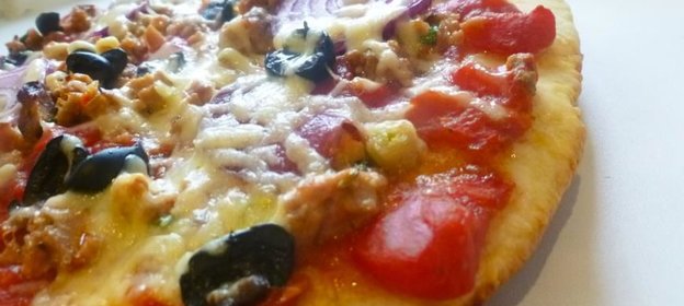 Мясная пицца с колбасками