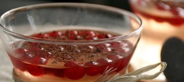 Желе из розового вина со смородиной